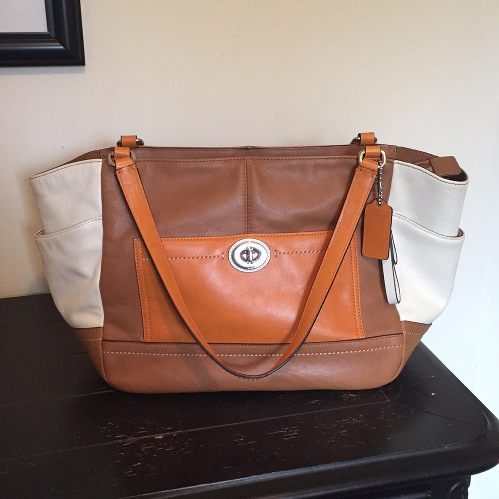 SALE-ONE DAY ONLYLike new! Coach purse